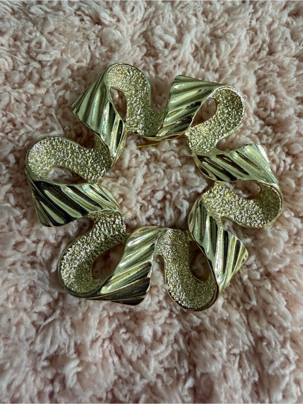 Vintage Sarah Coventry Gold-Tone ribbon Statement Brooch